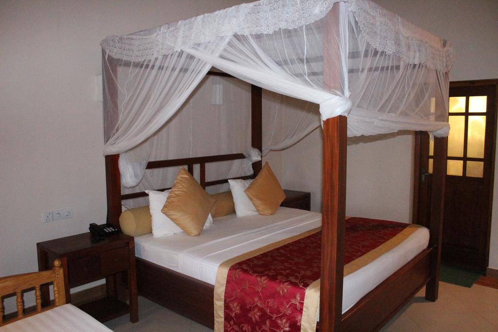 Warahena Beach Hotel Bentota Exterior photo